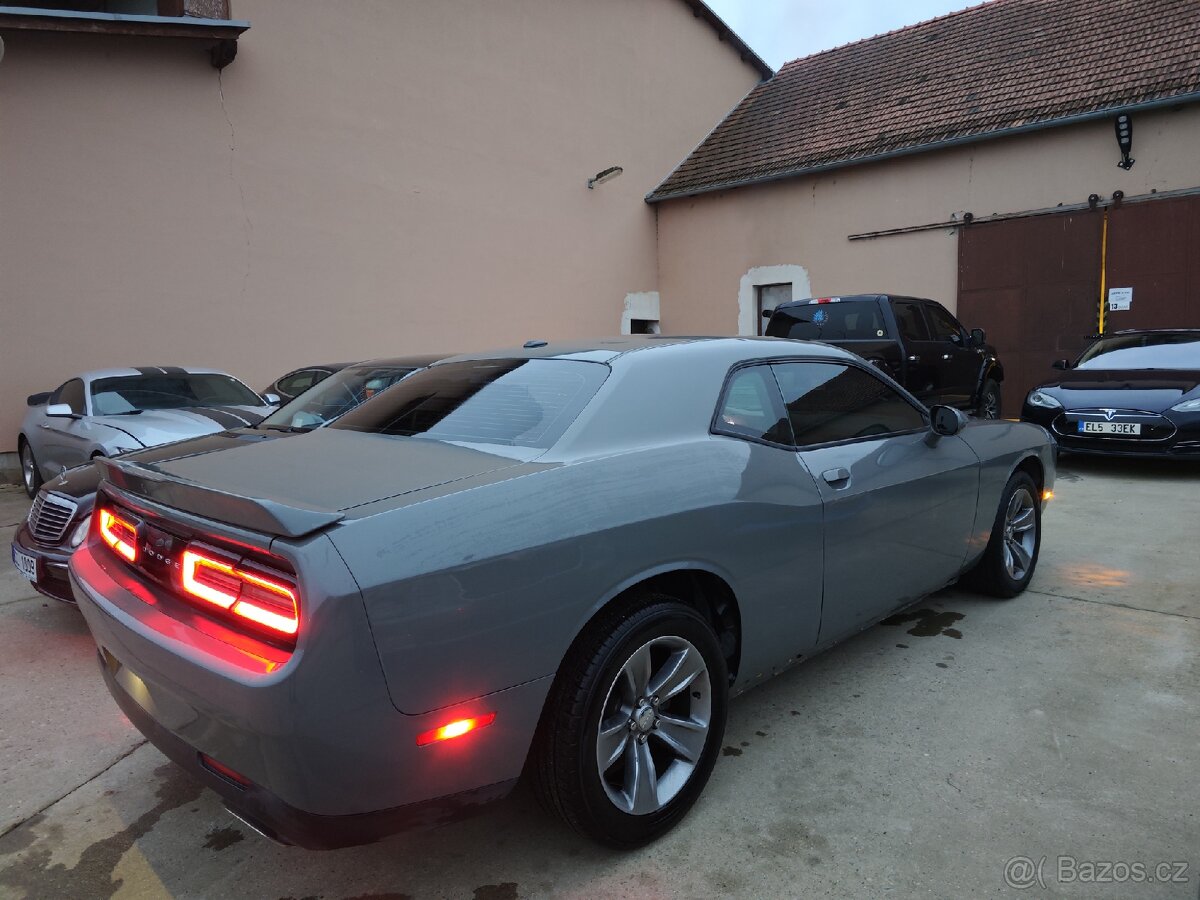 Dodge Challenger - 12