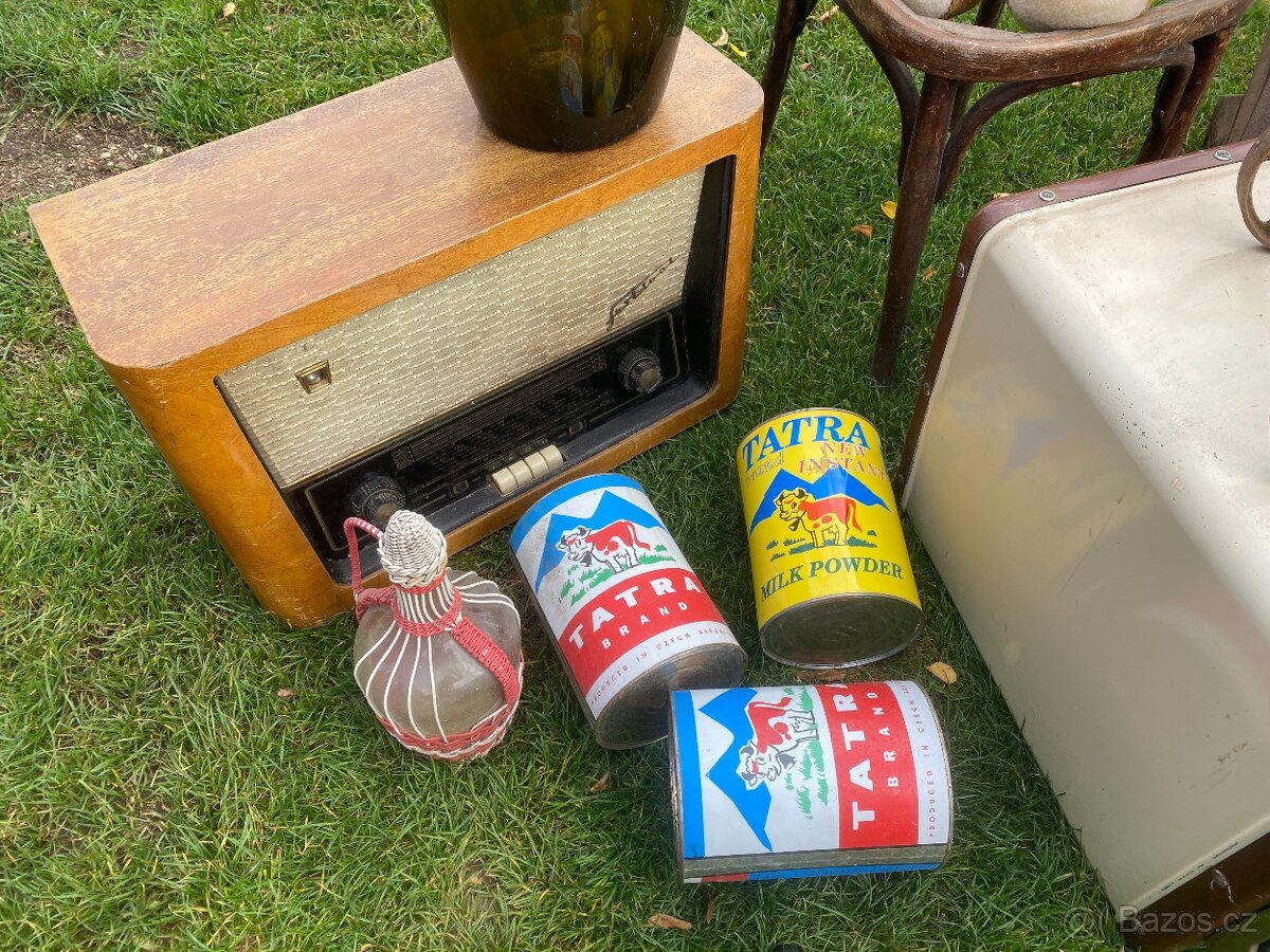 staré rádio stará plechovka starý medvídek židle rudl - 12