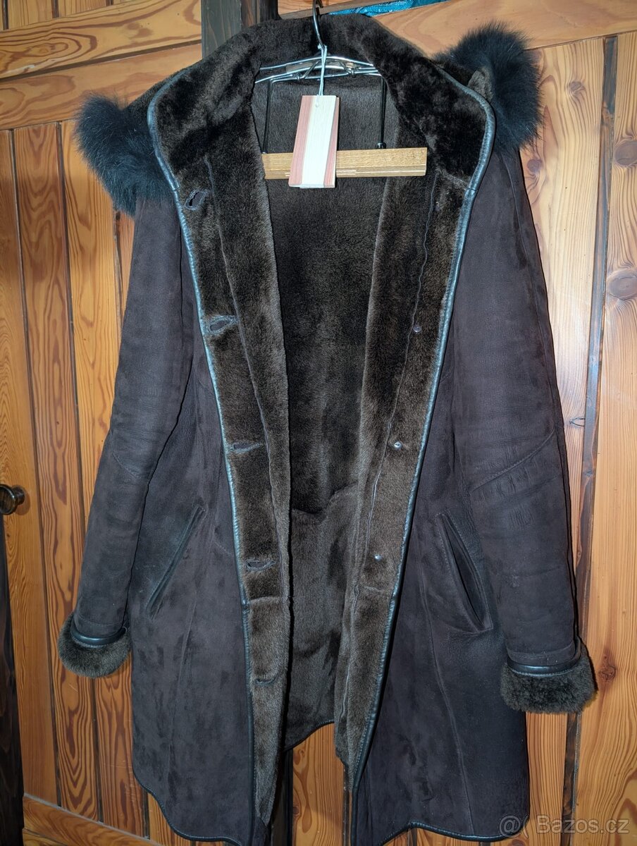 Elegantní kožich s odepínací kapucí - 12