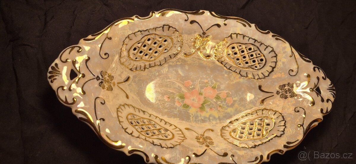 Porcelánová mísa,prořezávané vzory ,zlacené linie - 12