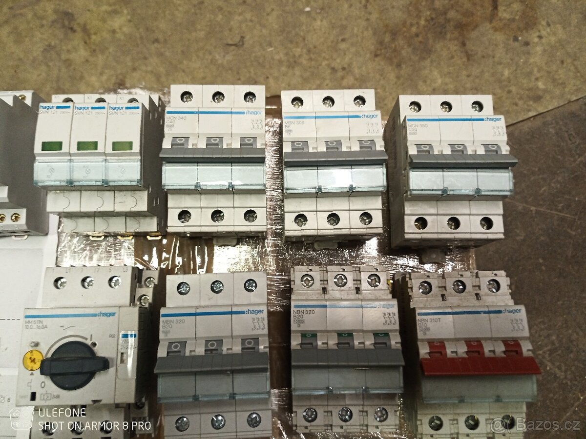 Jističe vypínače kontrolky stykače svodič - 12