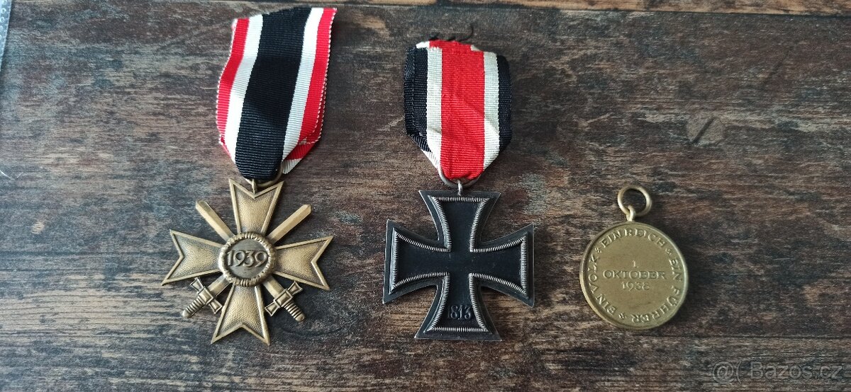 Medaile, vyznamenání, odznaky. - 12