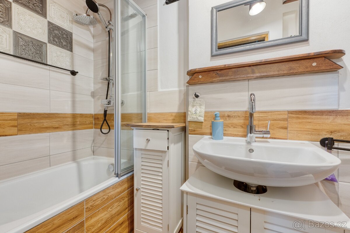 Prodej domu s jedinečnou atmosférou ve Všechlapech - 12