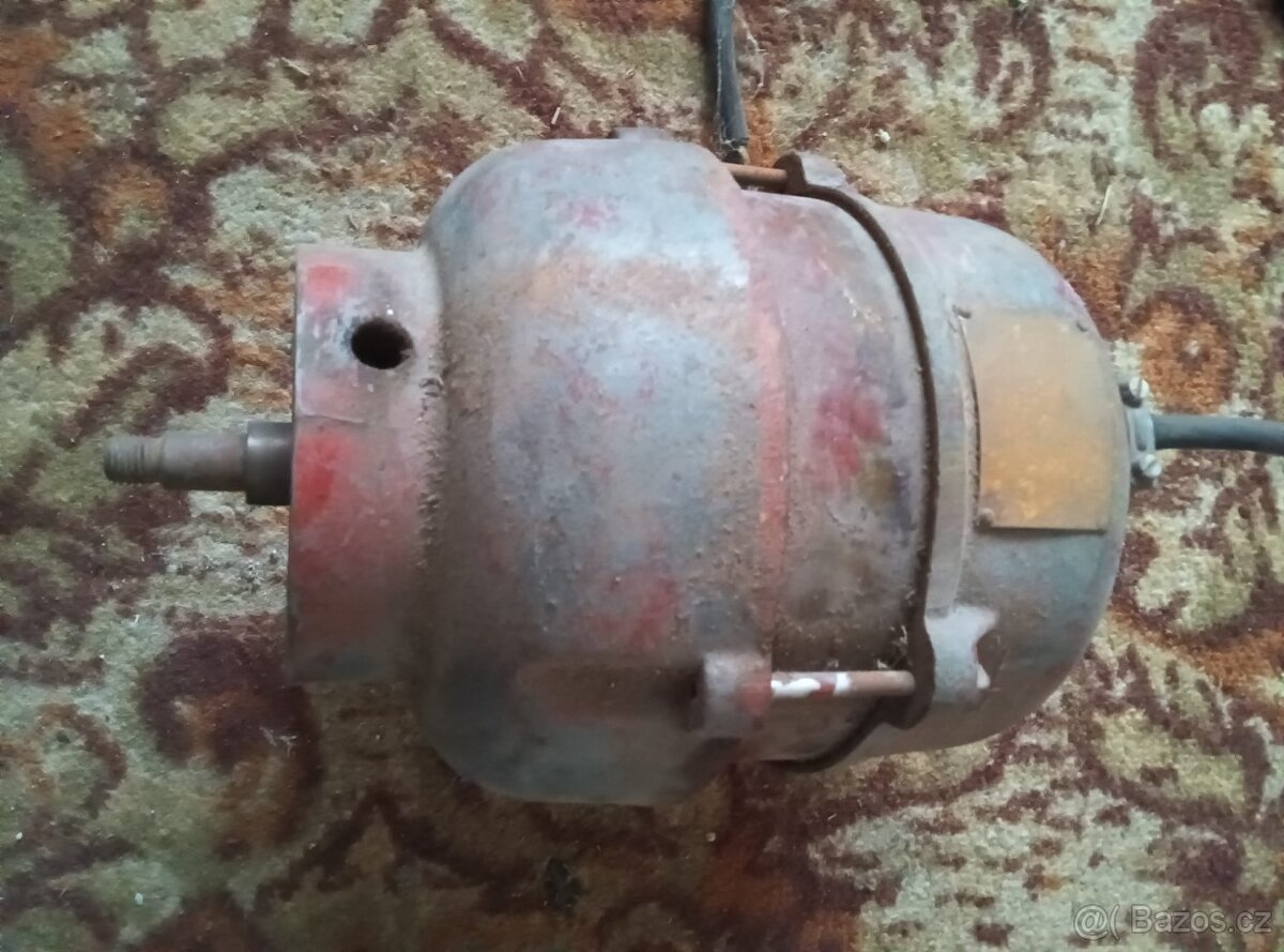 Staré motory, čerpadla, svěrák - 12