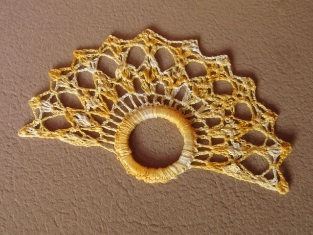 Háčkované vějíře - držáky ubrousků ke stolování 4 ks - 12