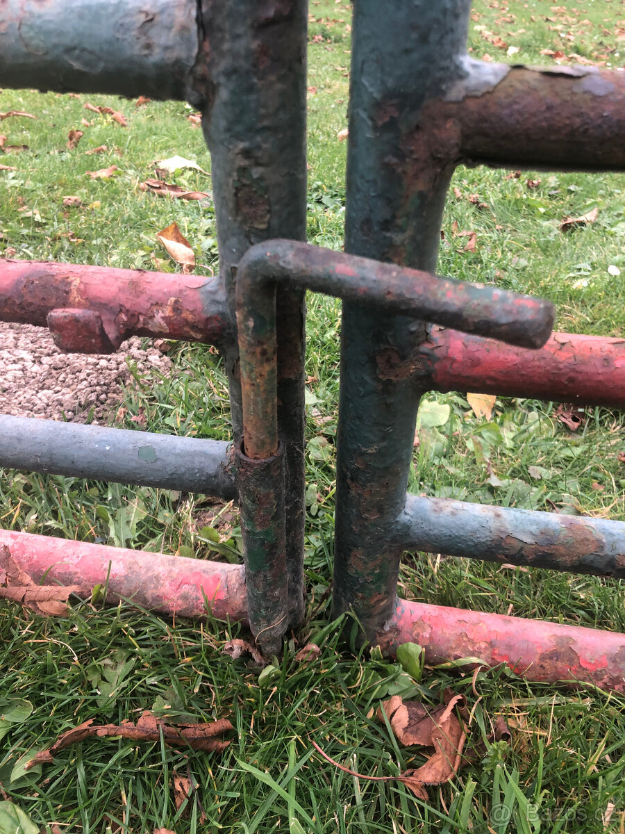 Venkovní plot. Plotové díly.Vjezdová brána. Celkem délka 13m - 12