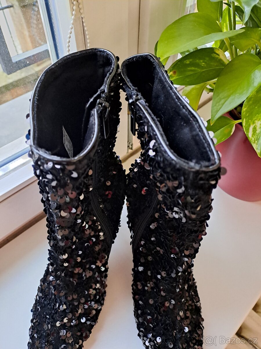 Černé flitrové kotníkové boty vel 39 jehlovém podpatku - 12