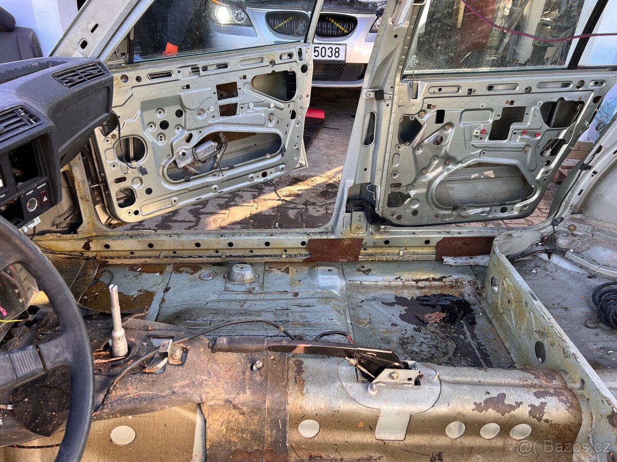 BMW E23 karoserie na kolech + díly - 12