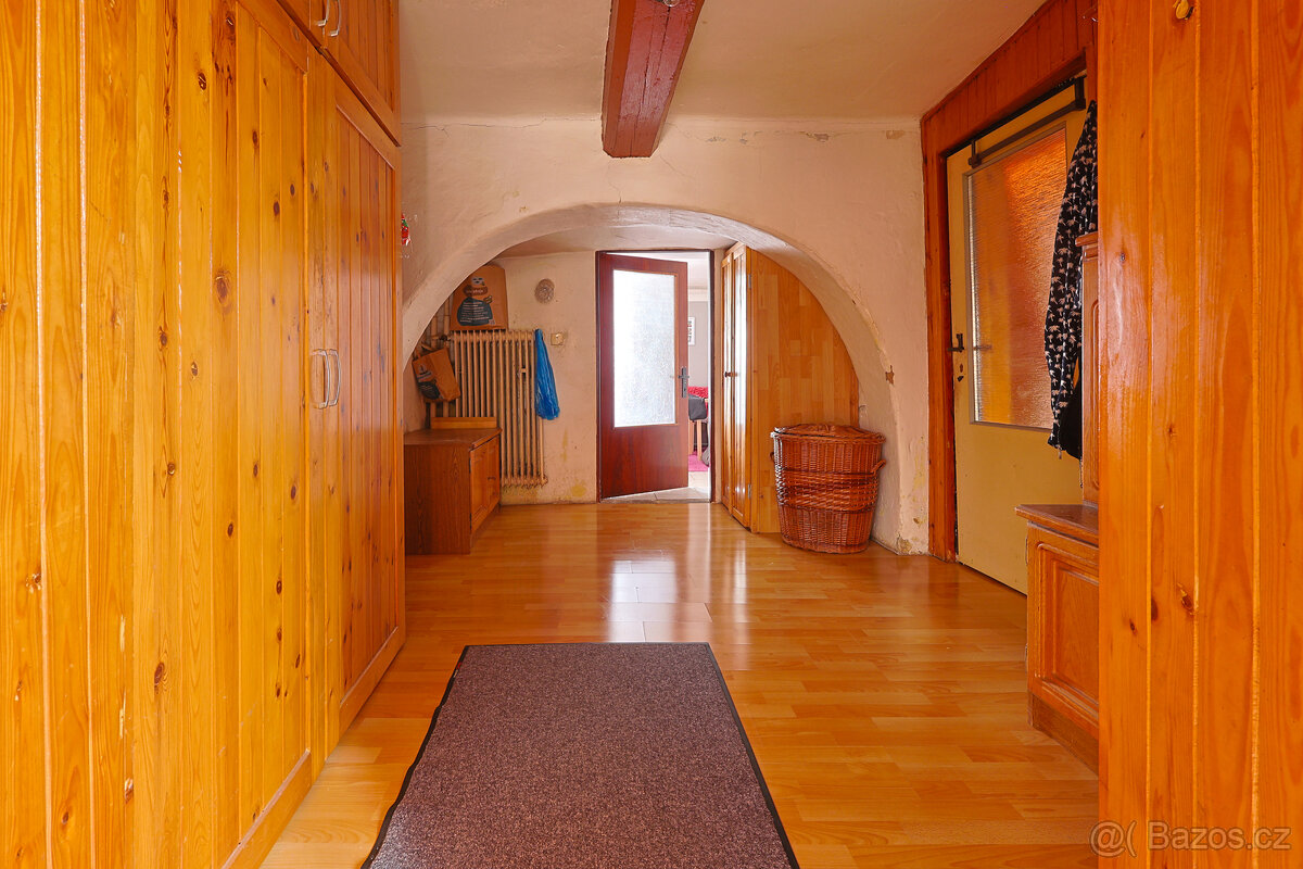 Rozmanitá usedlost s rozsáhlými pozemky 64 544 m² — Rochov u - 12