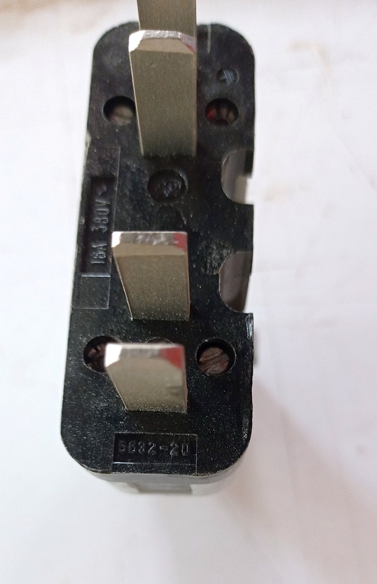 Plochá (čápová) trojzásuvka 380 V / 25 A - 12