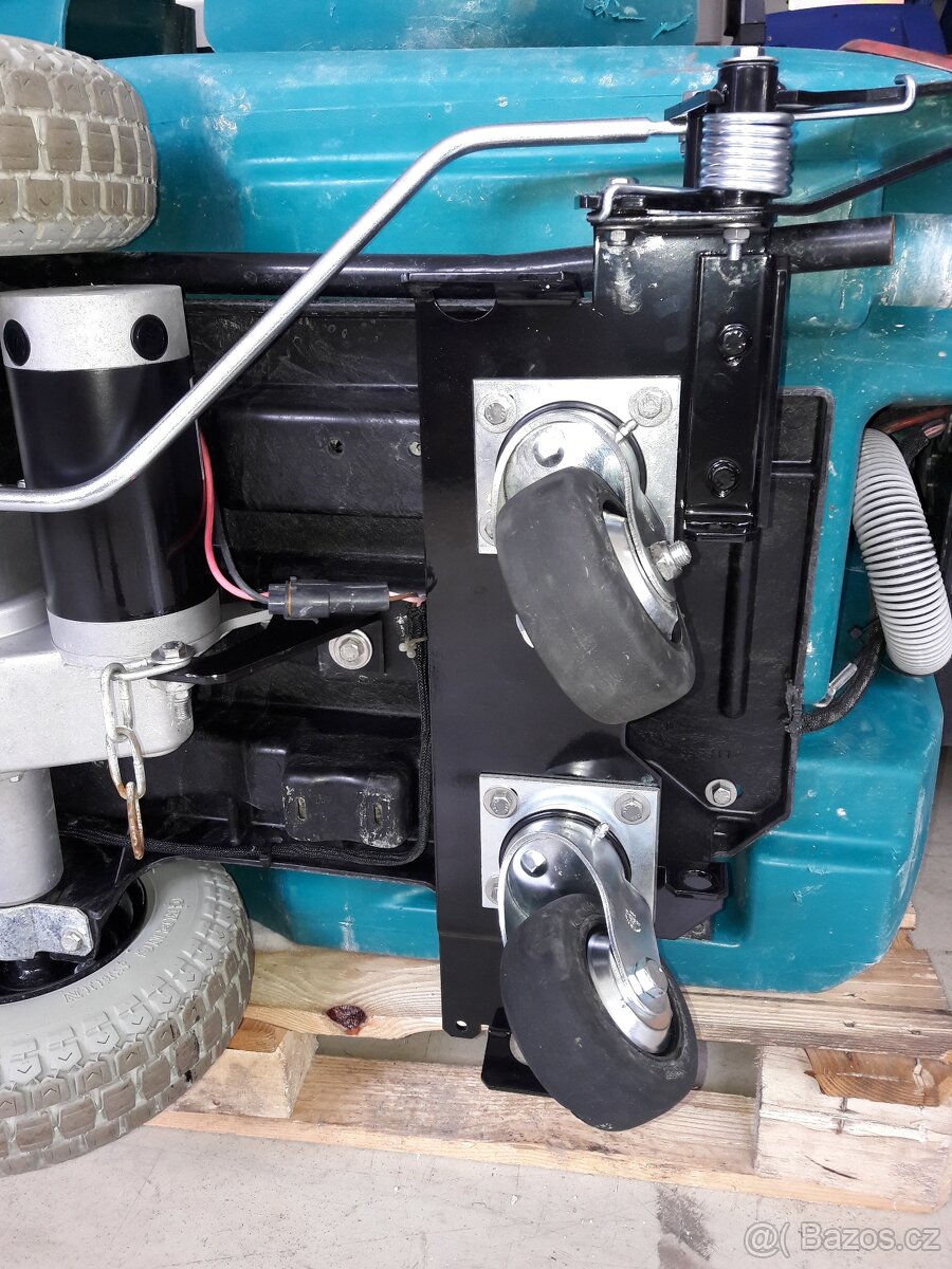 Podlahový mycí stroj Tennant 5680 Disk 80 s vl. pojezdem - 12