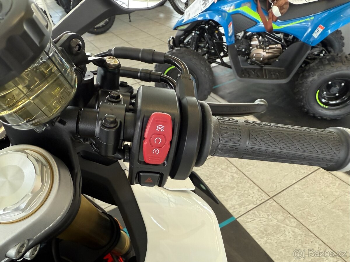 CFMOTO 450SR 25 bílá/černá - obě skladem AKCE helma - 12