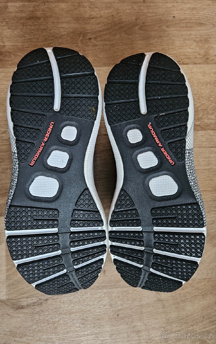 Under Armour UA...Unisexové boty
N - 12