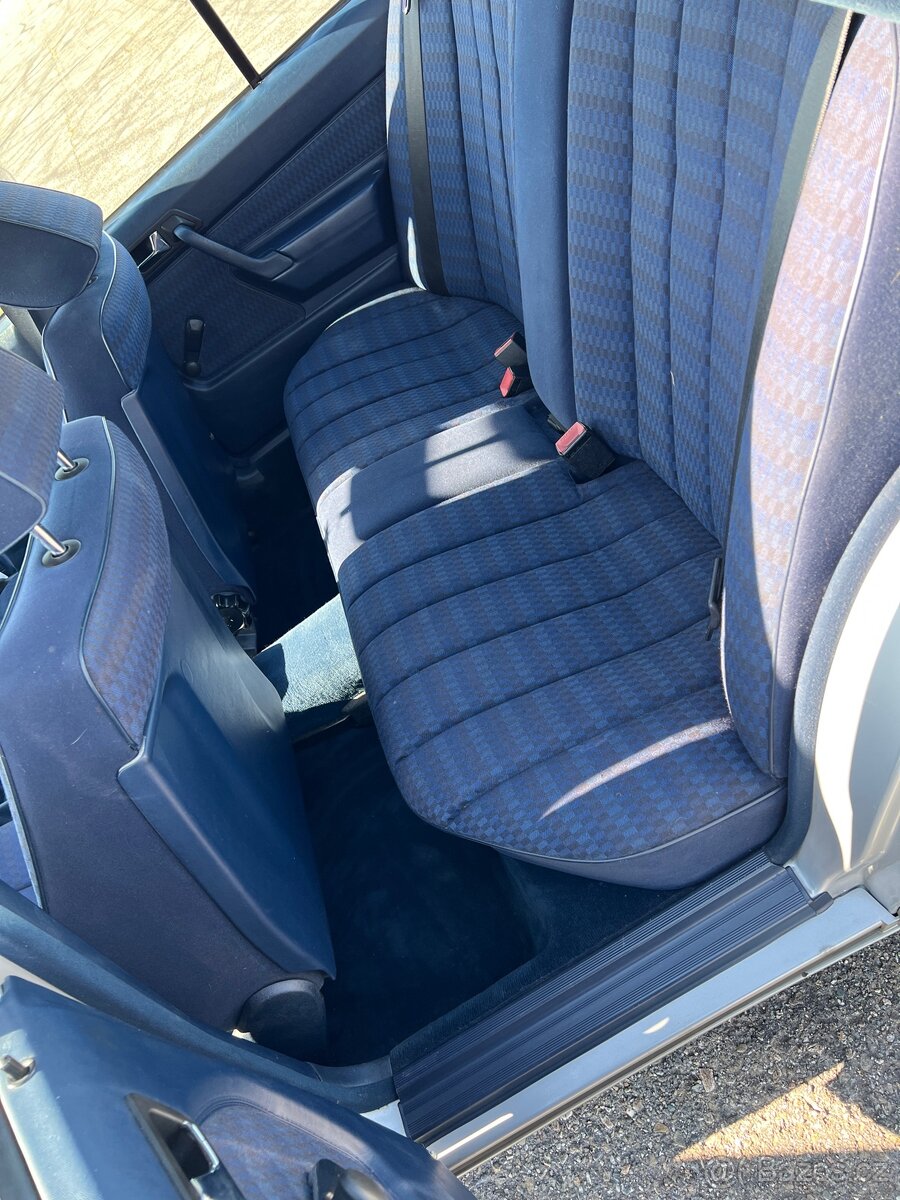 Mercedes-Benz 190 E 2.0i - 12