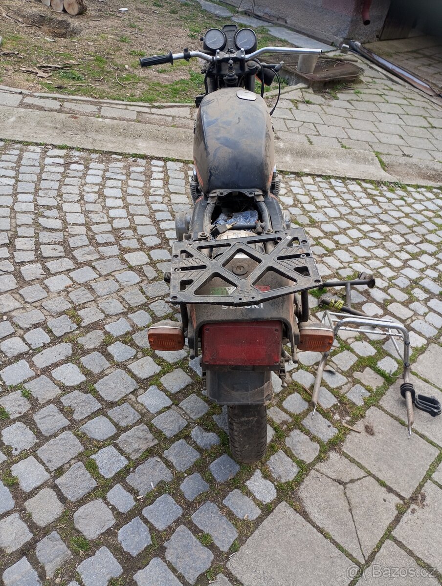 Suzuki GS 500E - 12