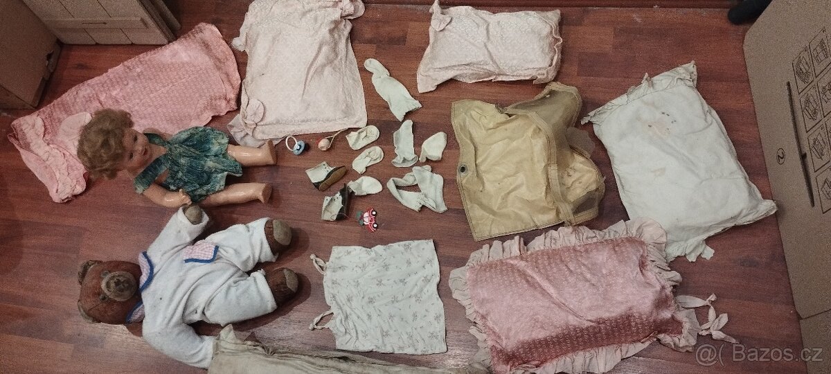 Stará panenka, medvěd (bručí), kočárek pro panenky + oblečky - 12