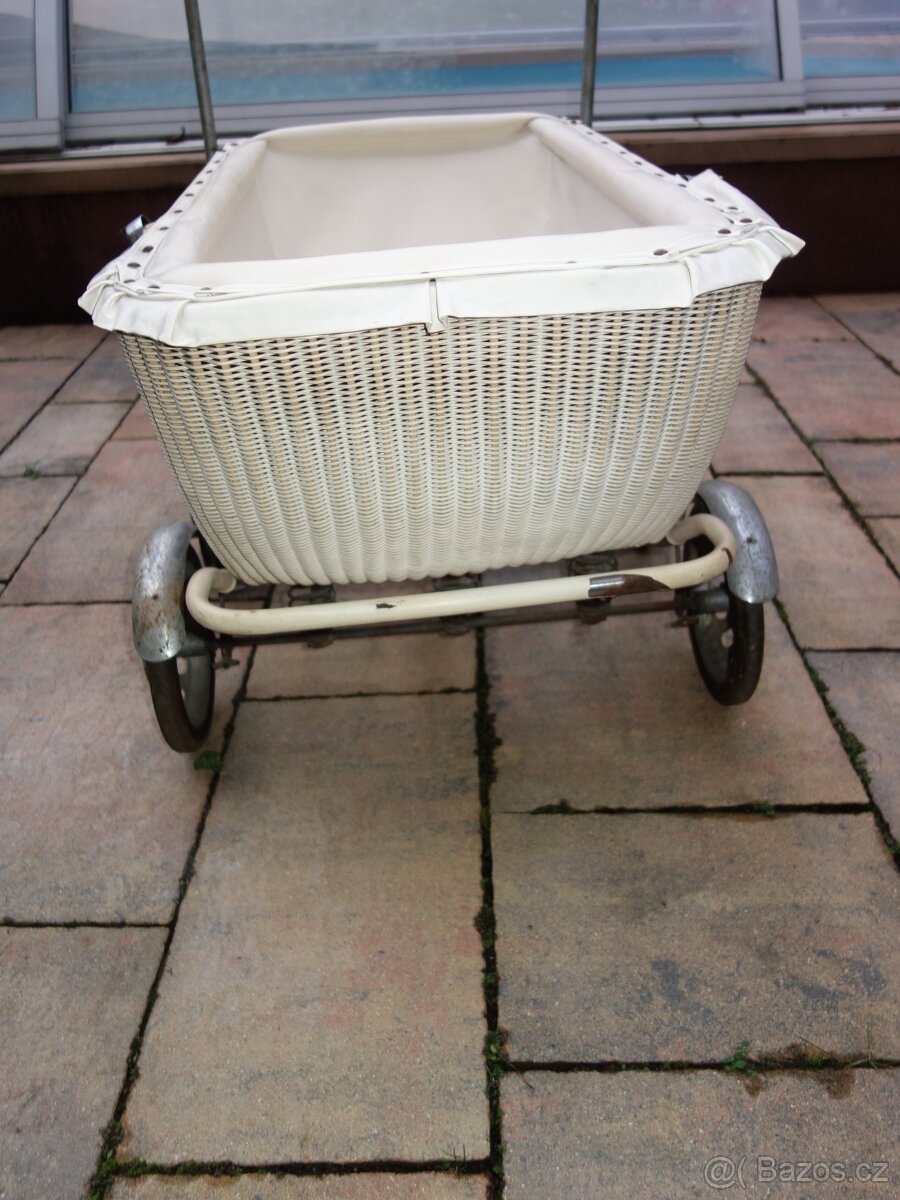 Starý kočárek proutěný /bužírkový/, velký na děcka - 12