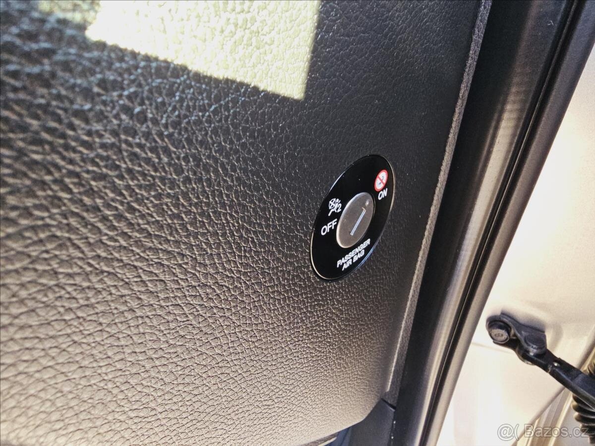 HYUNDAI I30 COMBI 1.6 CRDI 2016 81 kW TRIKOLOR WEEKEND - 12