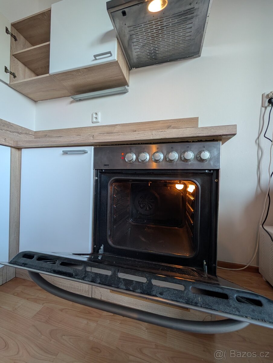 Rohová kuchyňská linka se spotřebiči - 12