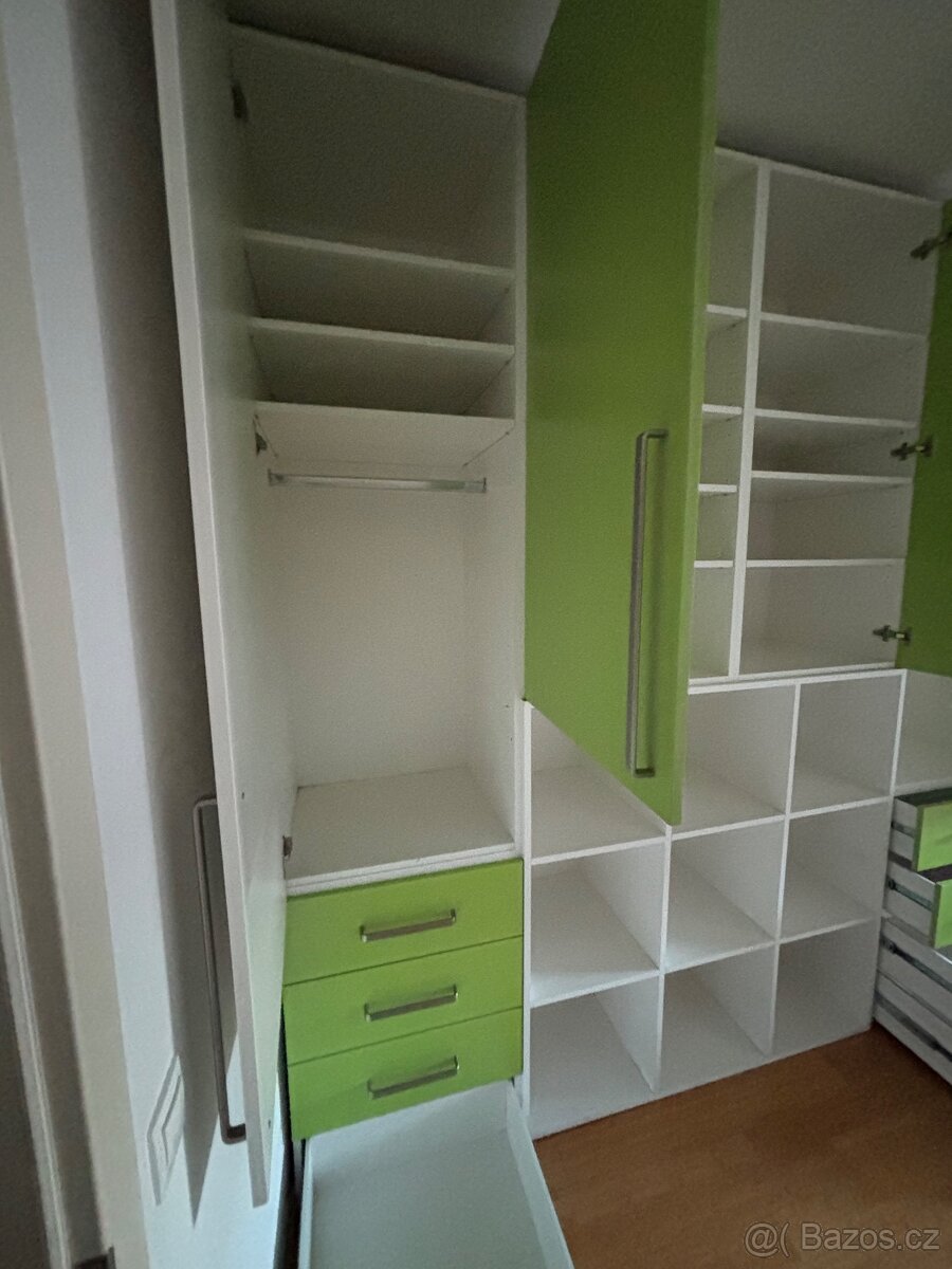 Skříň na oblečení - složena na vozíku, doprava zajištěna - 12