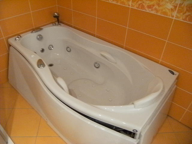 Prodám luxusní hydromasážní vanu ALBATROS - 12