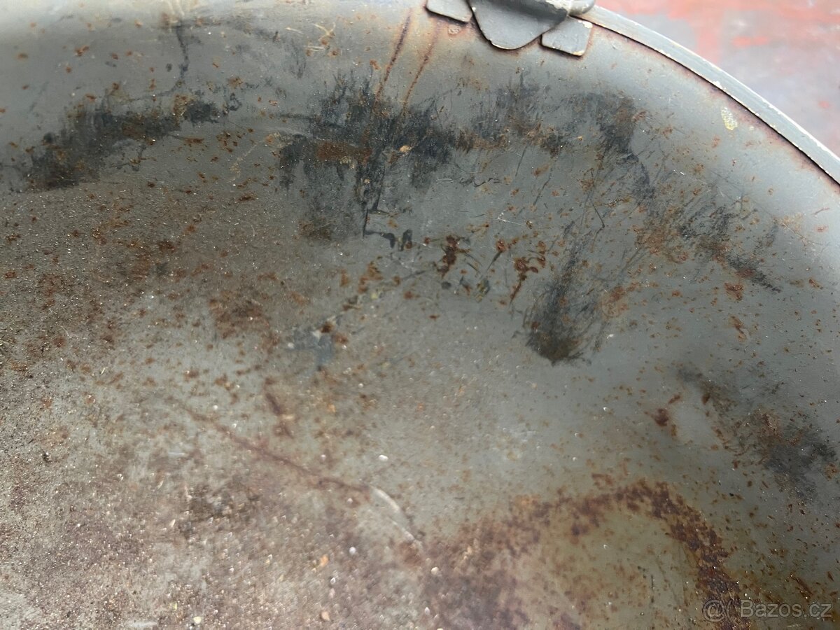 Vojenská helma . - 12