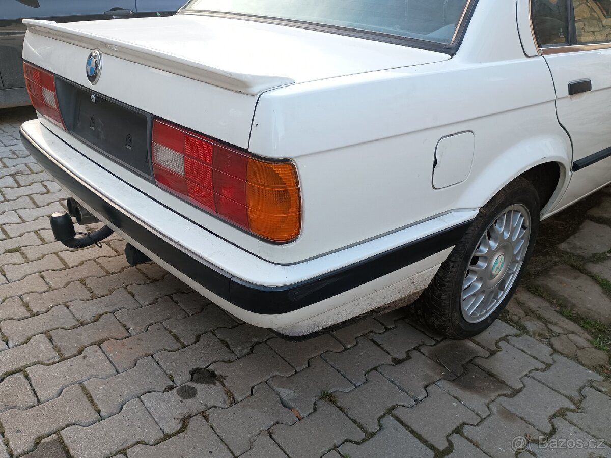 BMW E30 318is - 12
