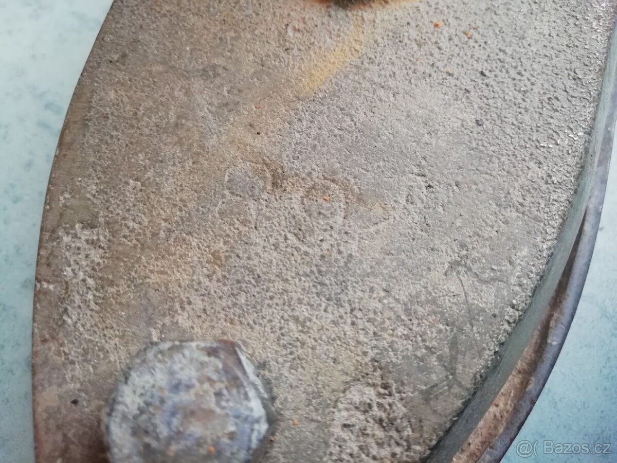 Stará krejčovská žehlička a smaltovaná mísa na zadělávání - 12