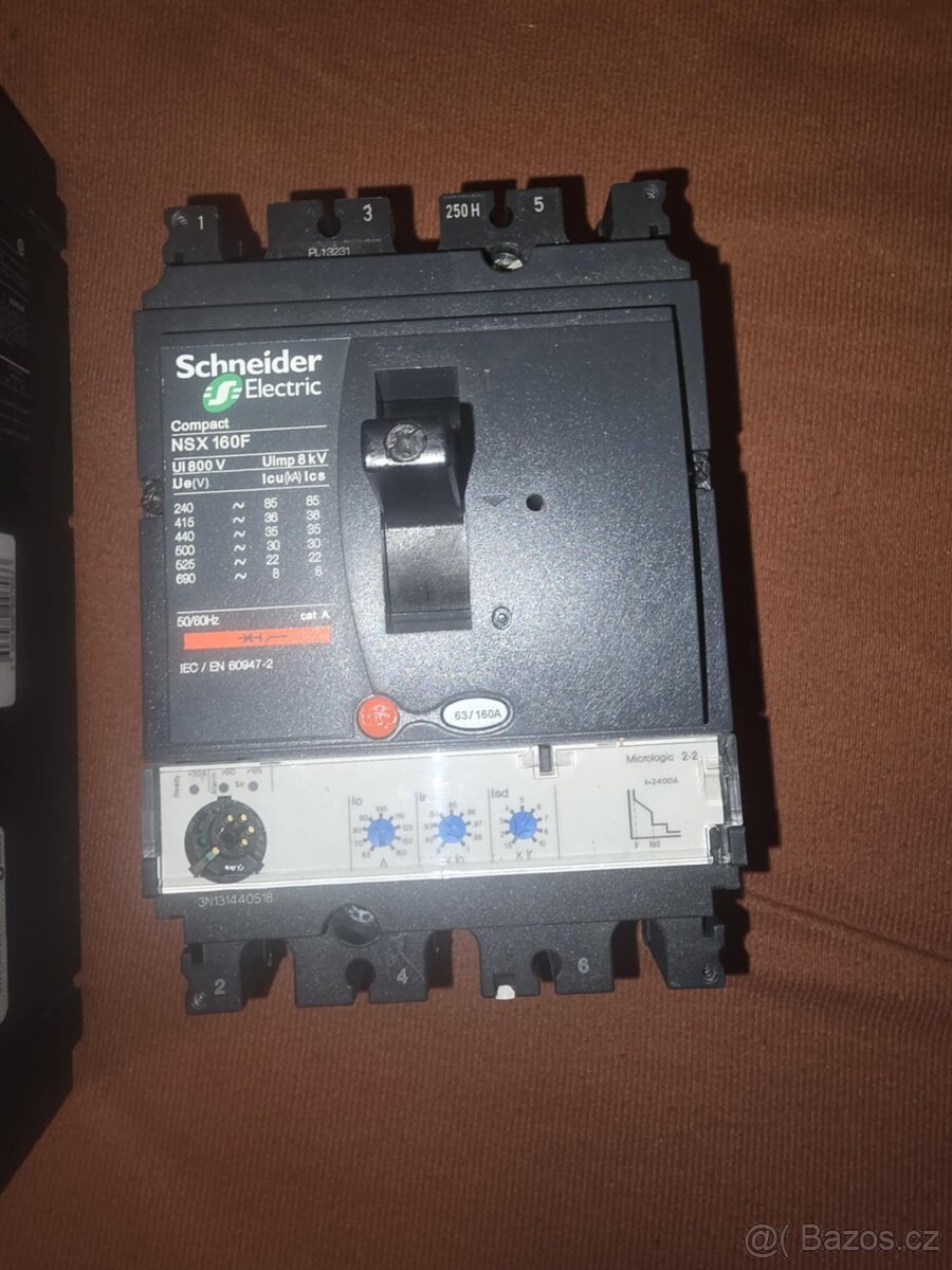 Jističe a stykače - 12