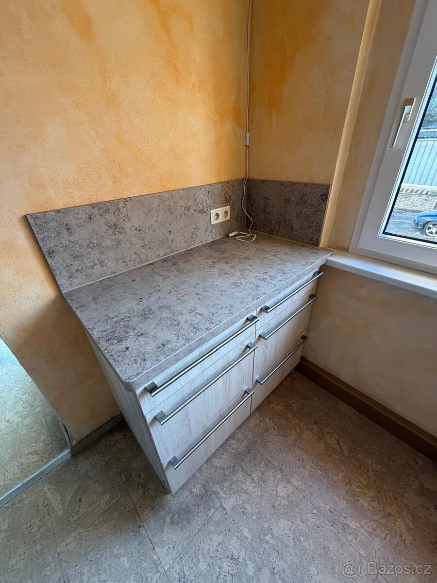 Moderní vestavěná masivní kuchyně včetně spotřebičů - 12