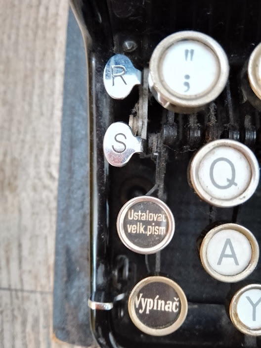 STAROŽITNÝ KUFŘÍKOVÝ PSACÍ STROJ ERIKA 6 A.-G. Vorm. Seidel - 12