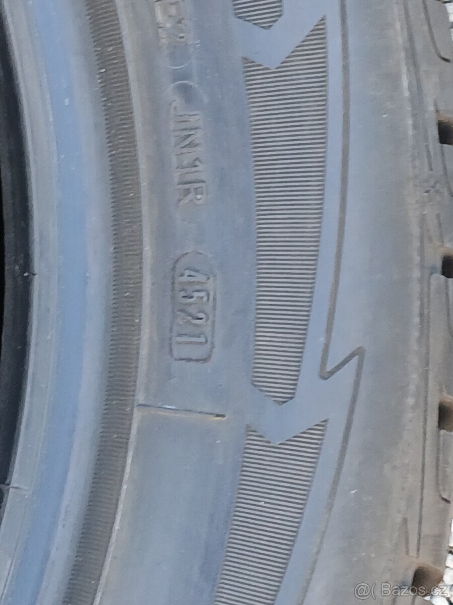 Zánovní zimní pneu Goodyear 215/55/18 super vzorek 8,5mm za - 12