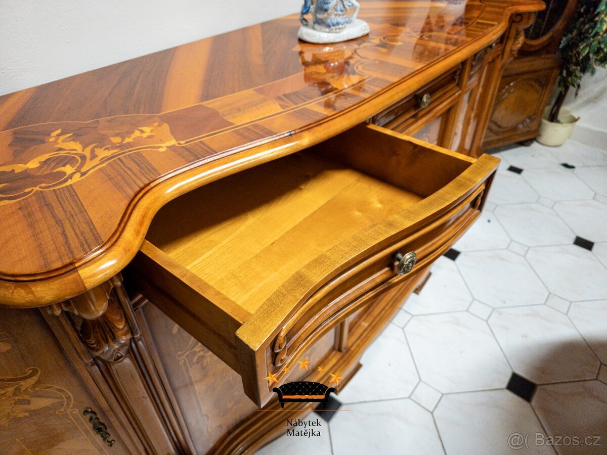 Luxusní barokní jídelní set – stůl + 6 židlí + velká vitrína - 12