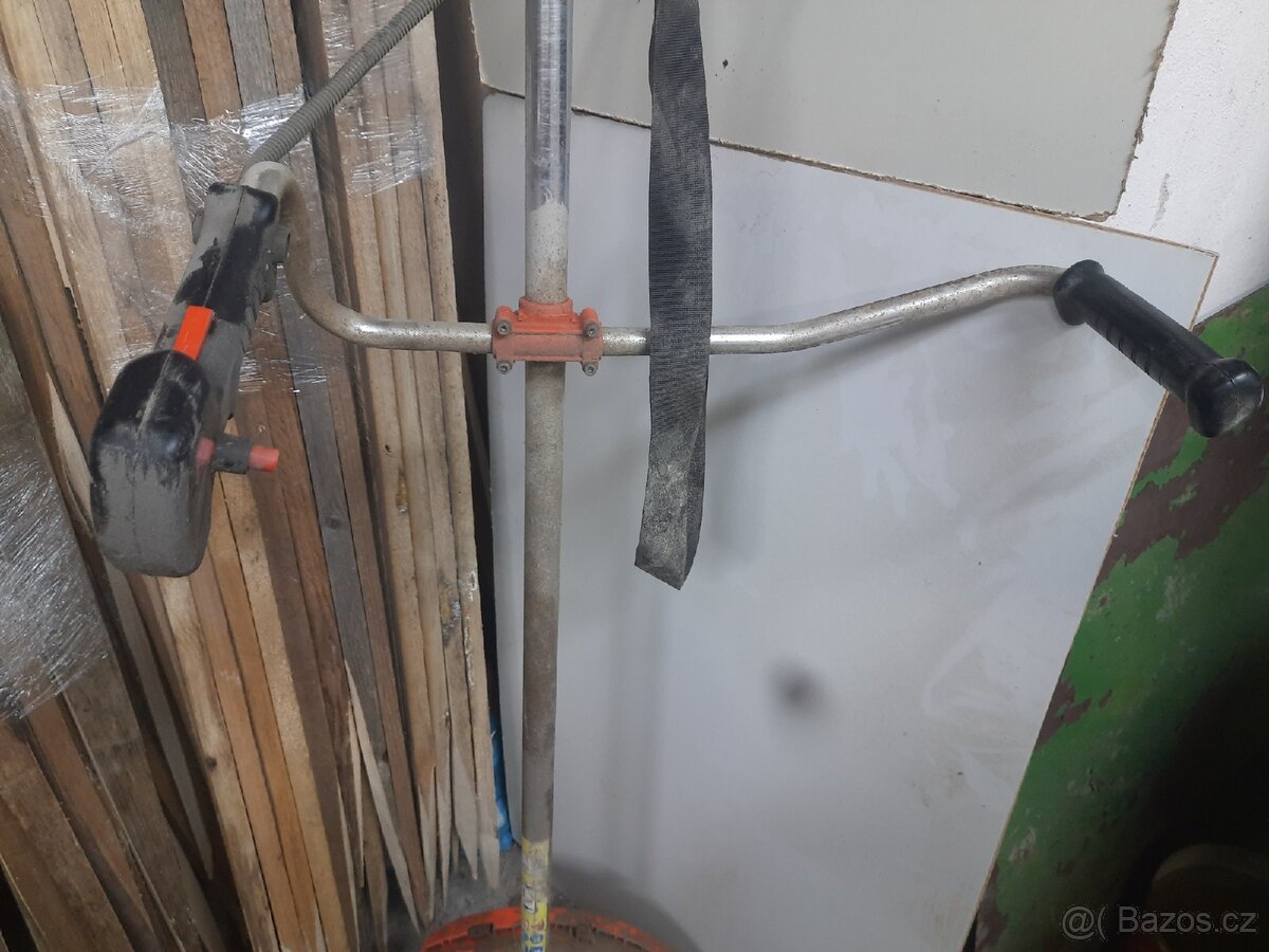 Prodám křovinořezy na díly za 1000kč - 12