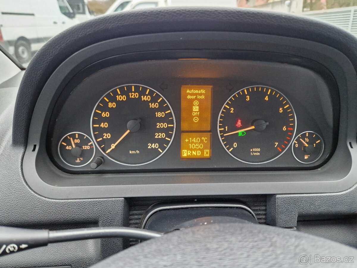 Mercedes Benz A 1,5 benzín, 70 KW, Automat - 12