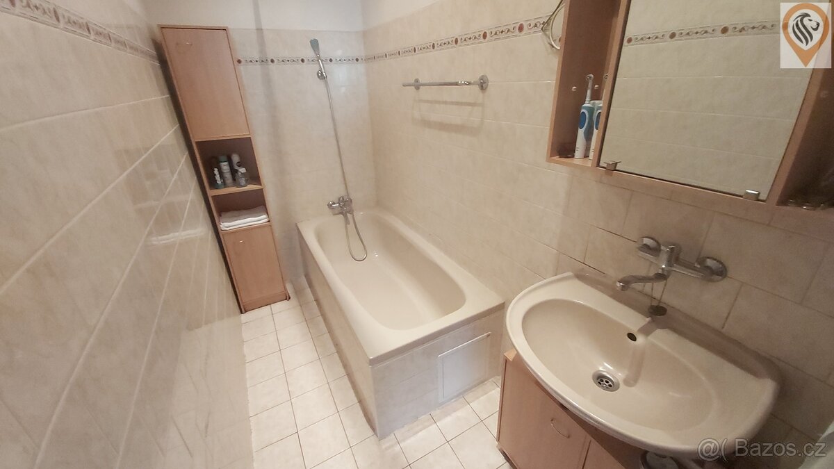 Rodinný dům se stodolou a uzavřeným dvorem a zahradou, Poběž - 12