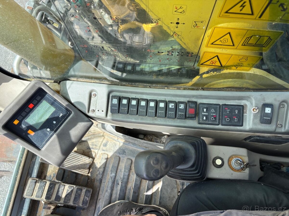 Kolové rypadlo / nakladač New Holland MH CITY - 12