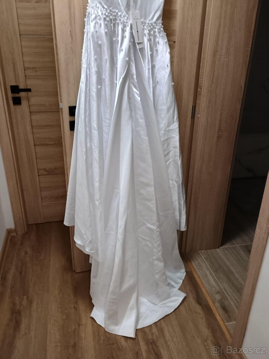 Krásné svatební šaty s perlami - 12