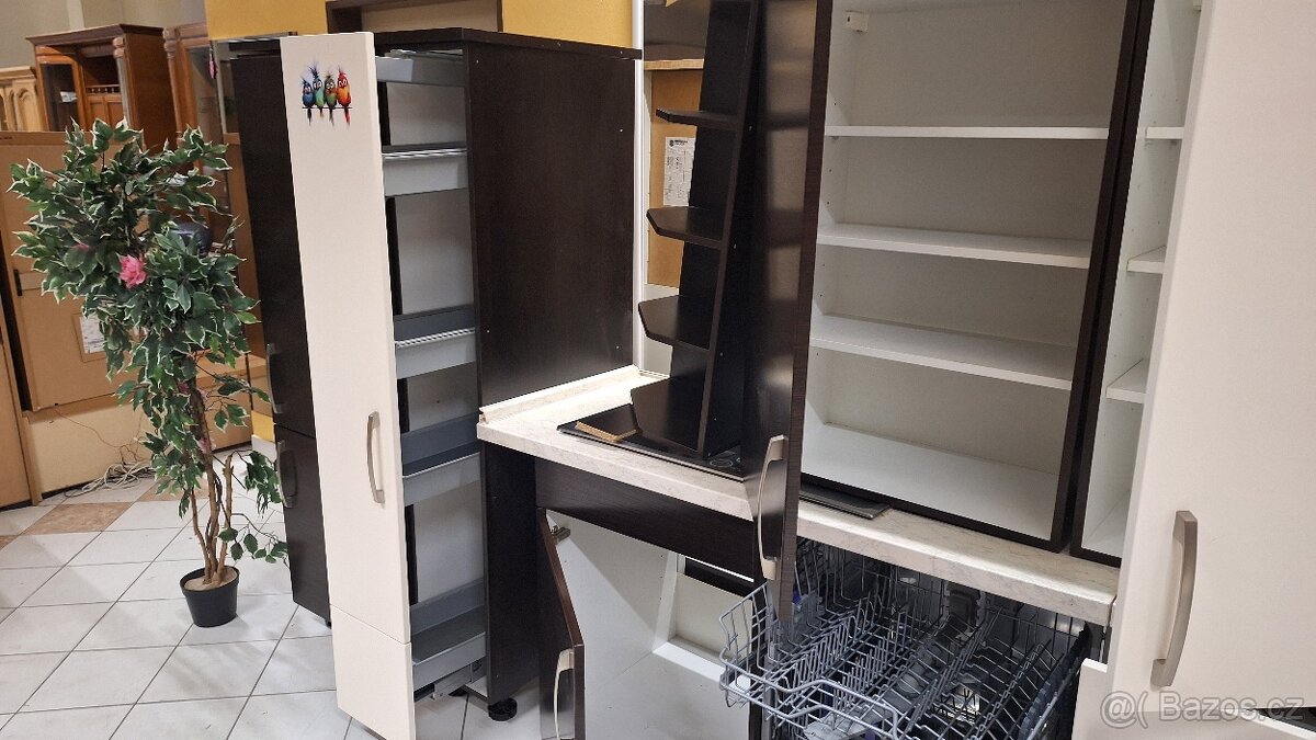 Moderní vybavená kuchyňská linka se spotřebiči - 12