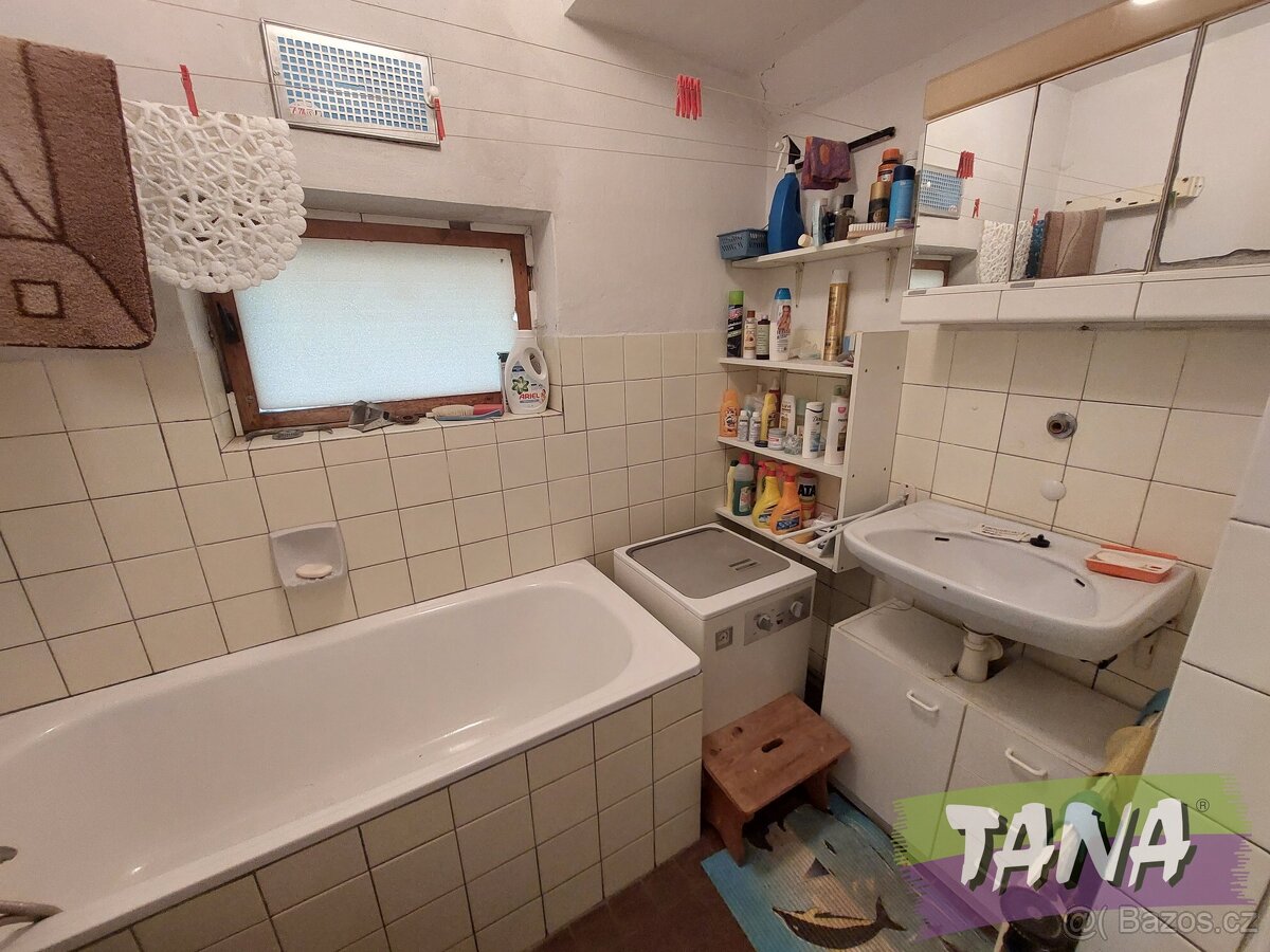 Větší zděná chata vhodná i k trvalému bydlení, klidné místo - 12