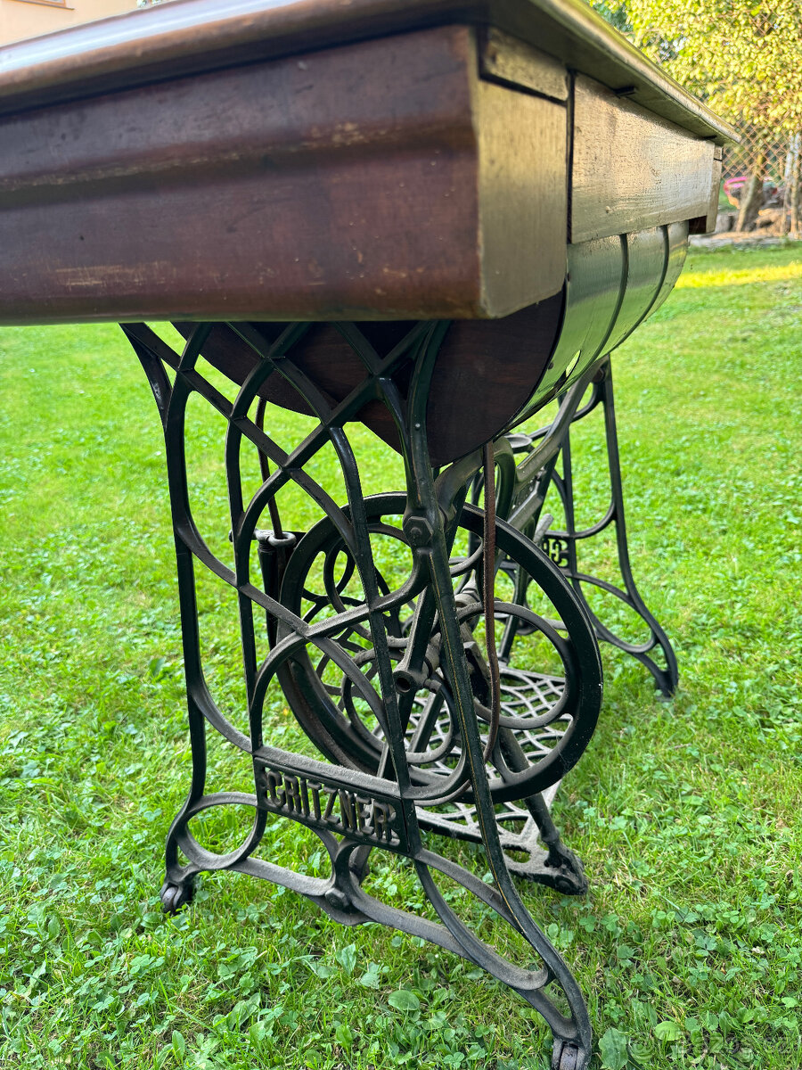 Robustní litinový šicí stroj Gritzner „V“ z roku 1920 - 12