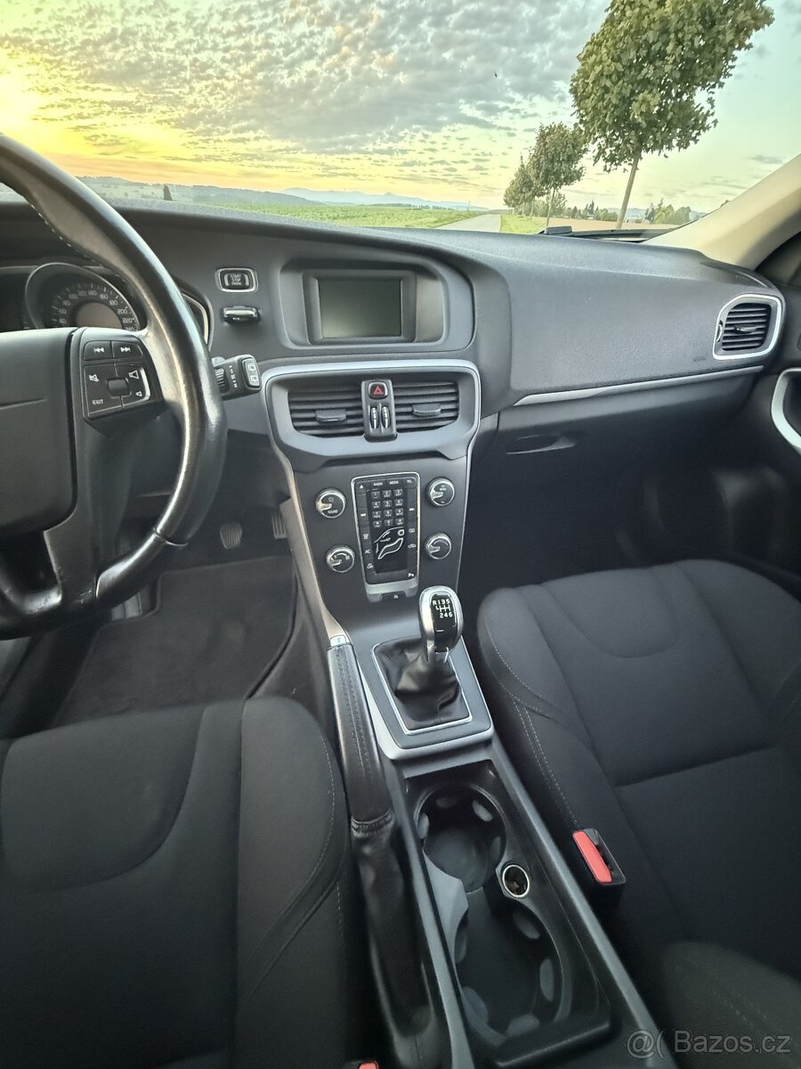 Volvo V40 T2 88kw 1.6 benzín manuál - 12