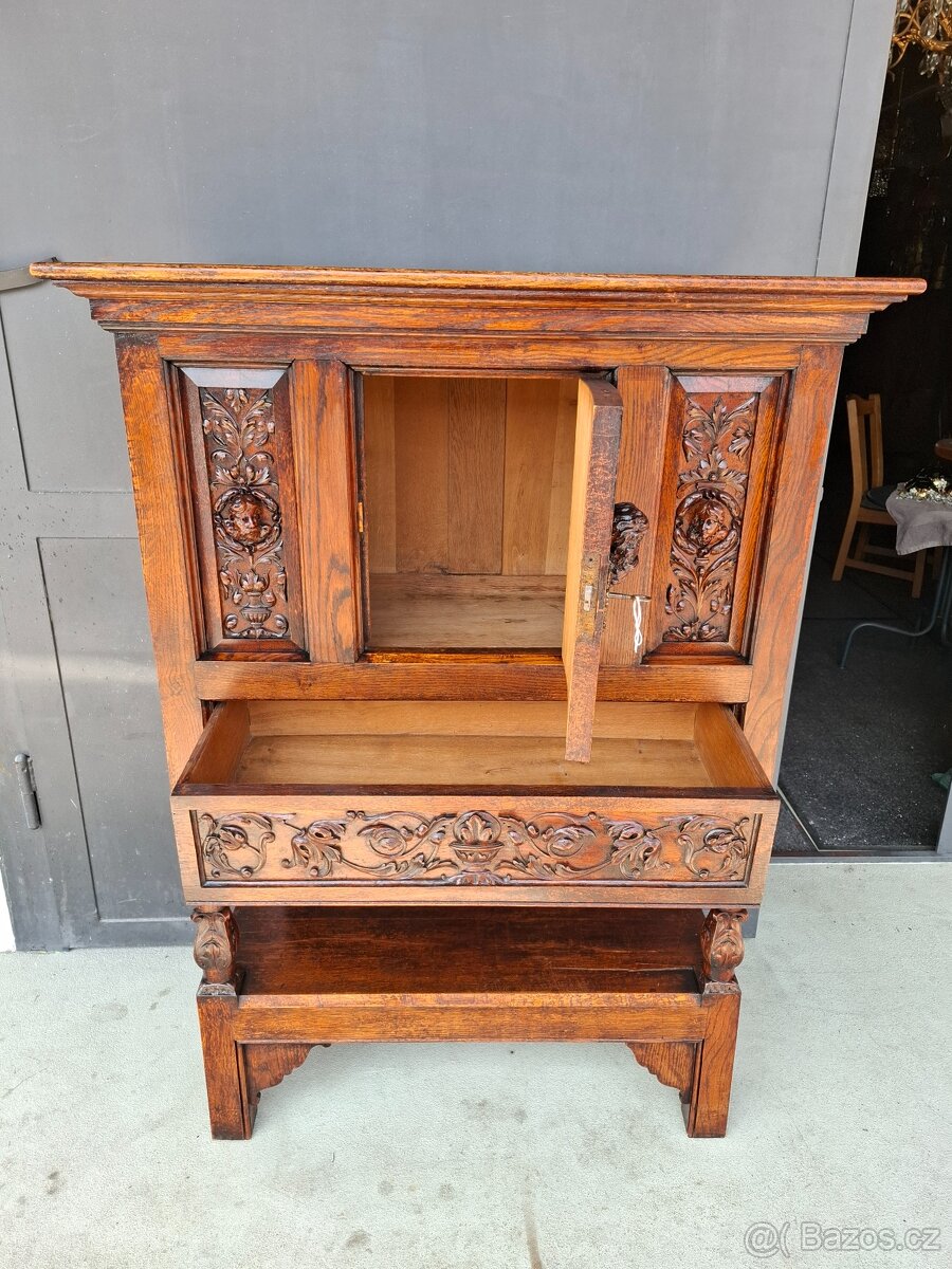 Starožitný masivní vyřezávaný kabinet - 12
