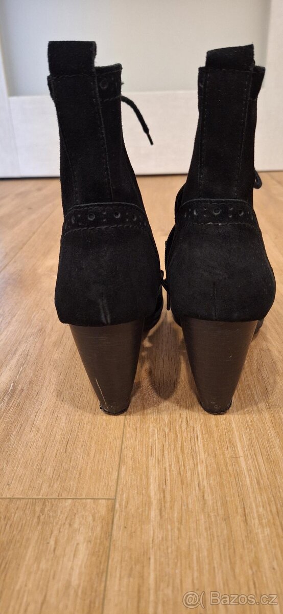 Kožené nízké kozačky s dekorativním prošíváním - 12