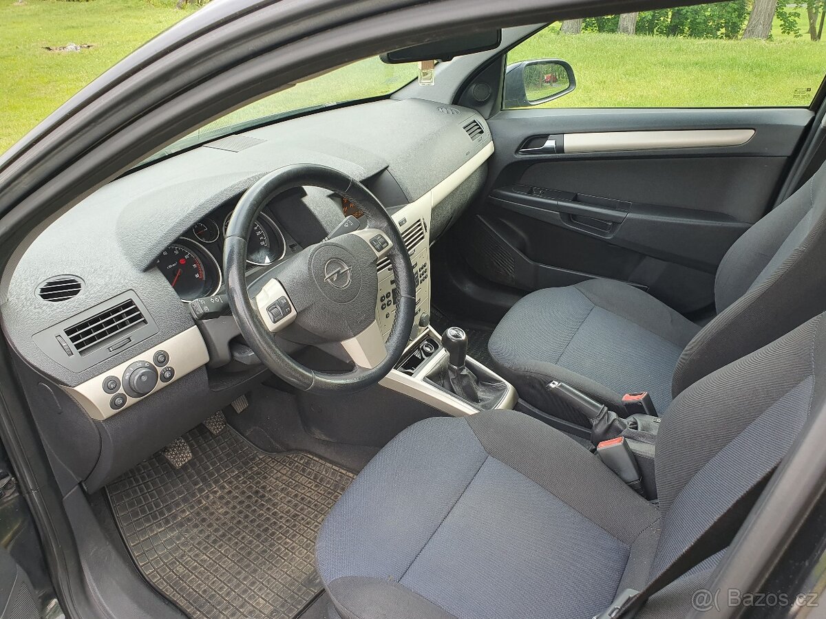 Opel Astra kombi 1.6i nová stk - 12