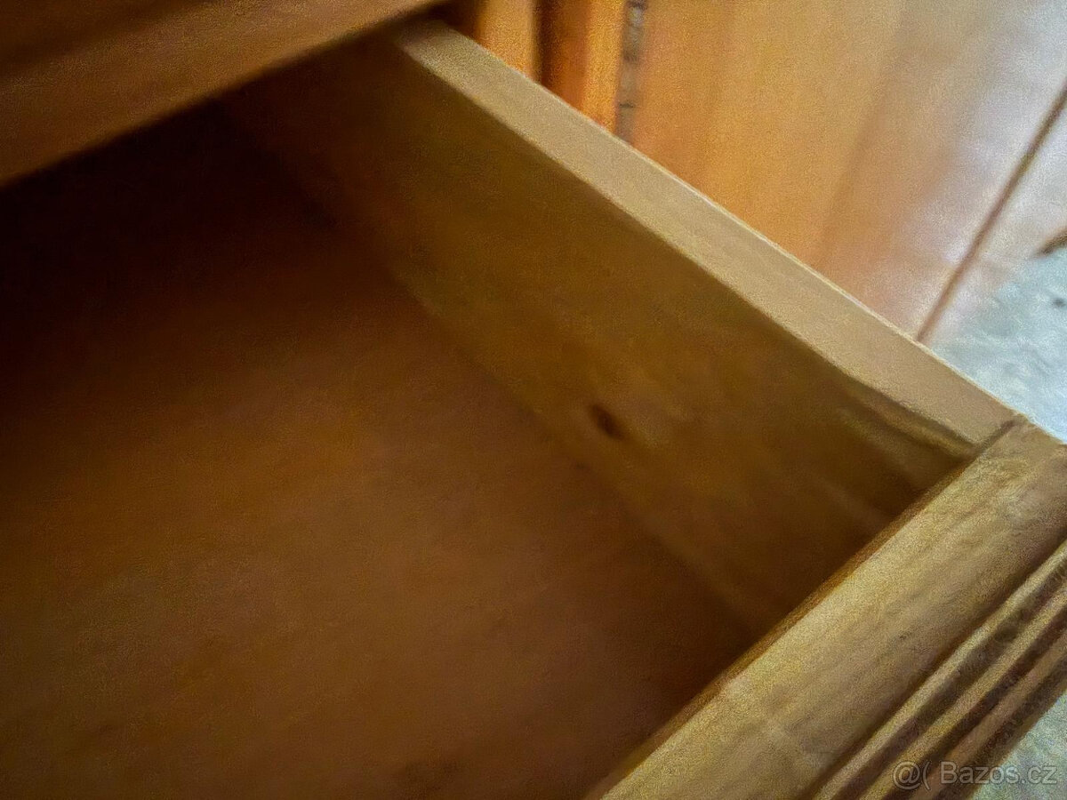 Skříně z dřevěného masivu - 12