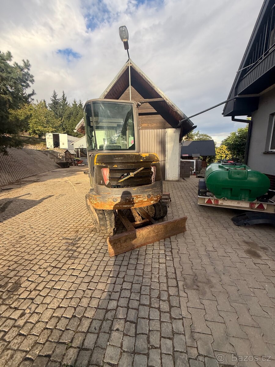 Minibagr Volvo ec27c - 12