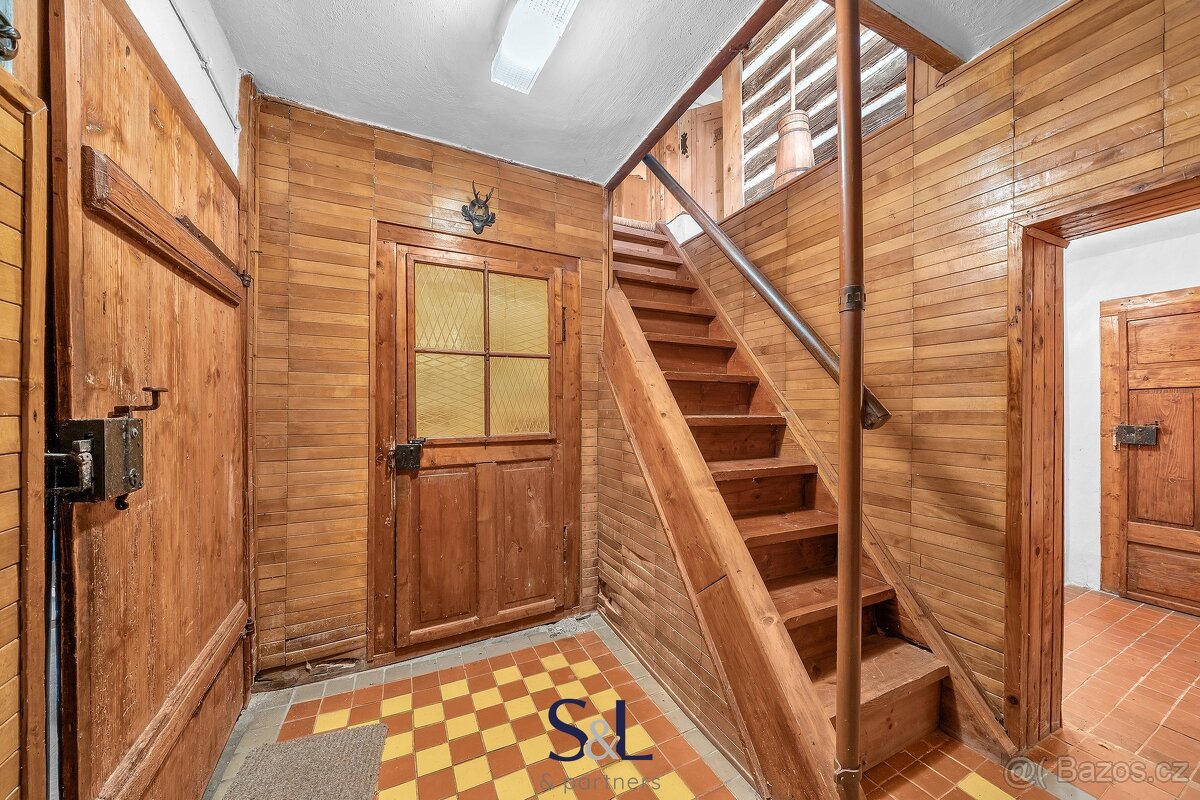 Historický rodinný dům s charakterem chalupy z 18. století – - 12