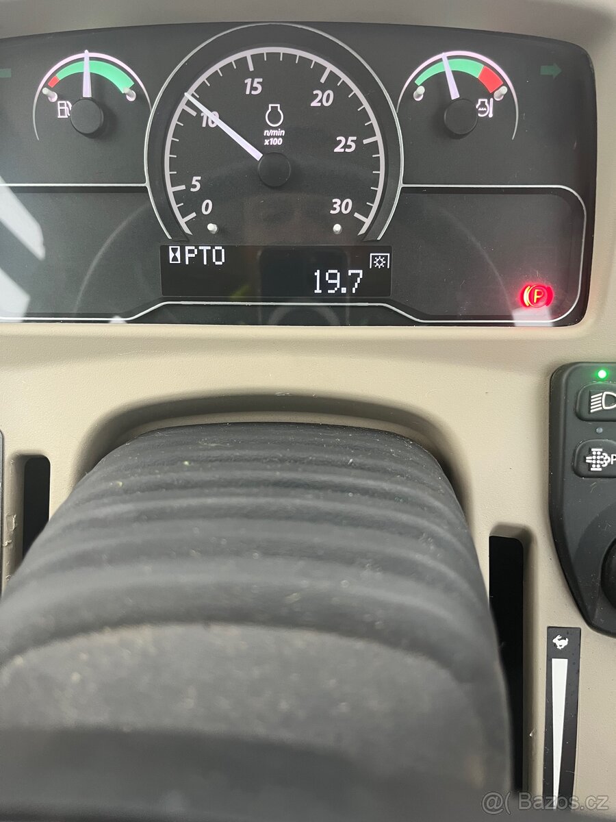 John Deere 4052R - 12