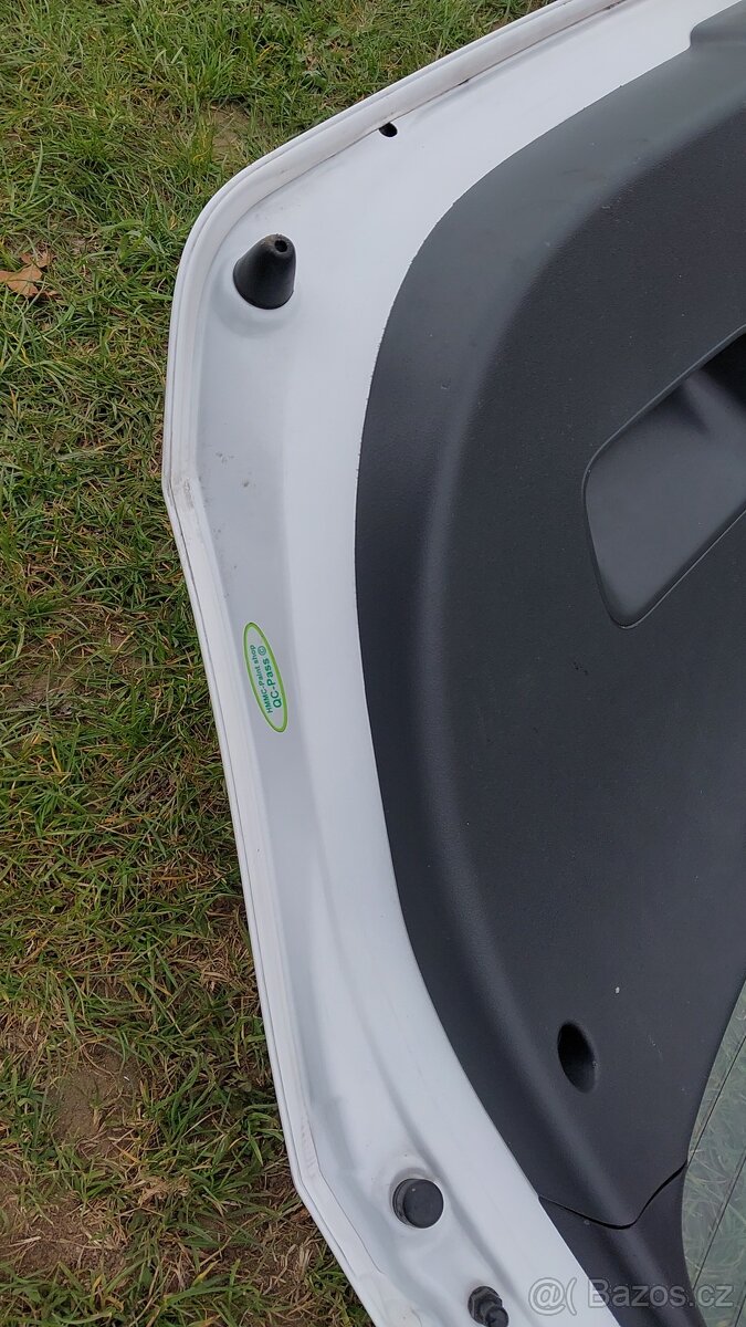 HYUNDAI i30 – DVEŘE KUFRU BÍLÉ 5DV - 12